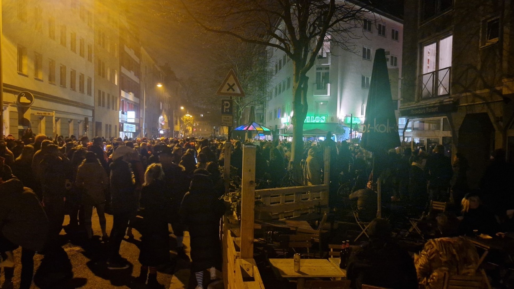 Feiernde stehen vor dem „Filos“.