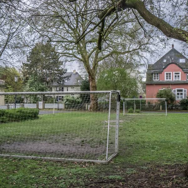 Nachbarn haben einen Bolzplatz in der „Kolonie Eigenheim“ auf dem Rasen des Heinrich-von-Kleist-Platzes eingerichtet.