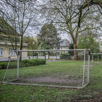 Nachbarn haben einen Bolzplatz in der „Kolonie Eigenheim“ auf dem Rasen des Heinrich-von-Kleist-Platzes eingerichtet.