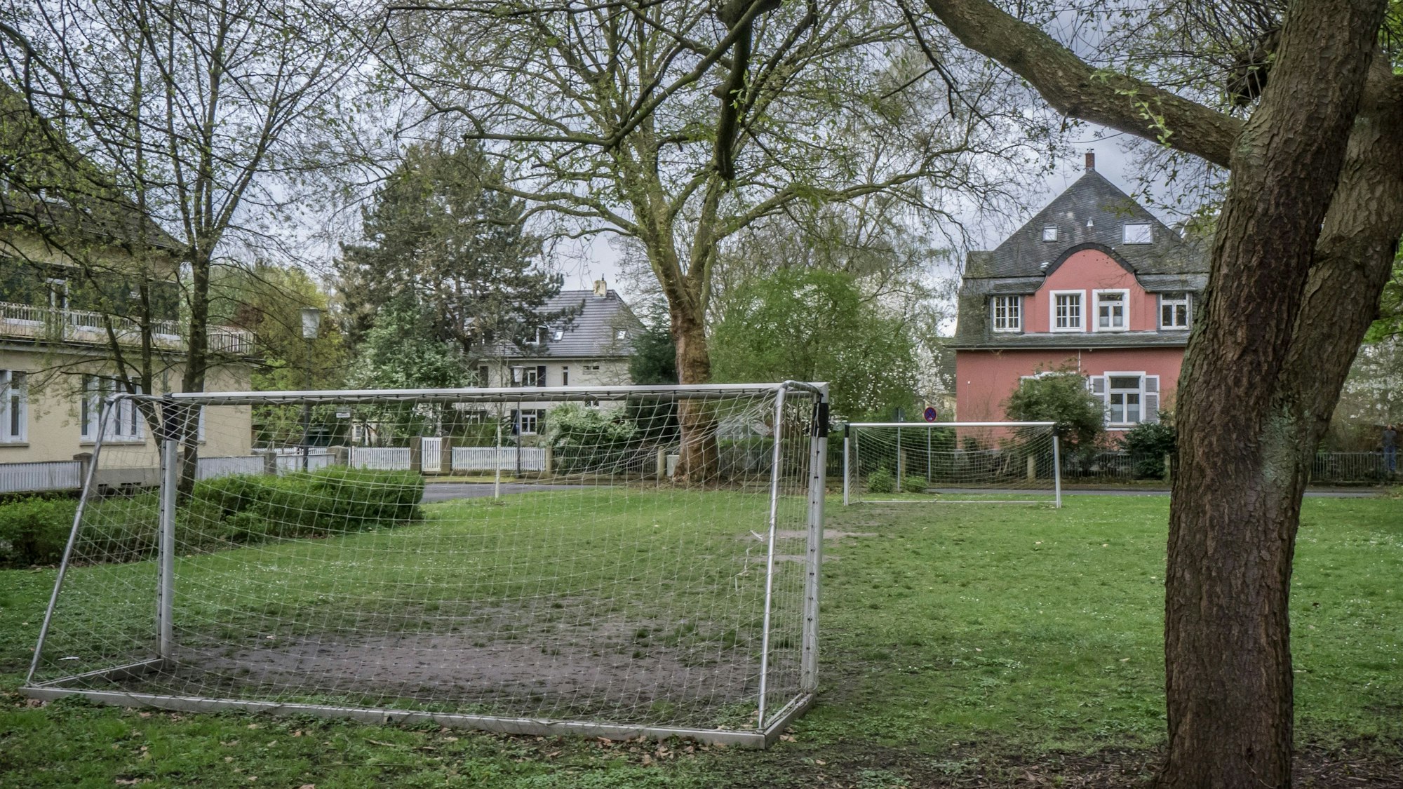 Nachbarn haben einen Bolzplatz in der „Kolonie Eigenheim“ auf dem Rasen des Heinrich-von-Kleist-Platzes eingerichtet.