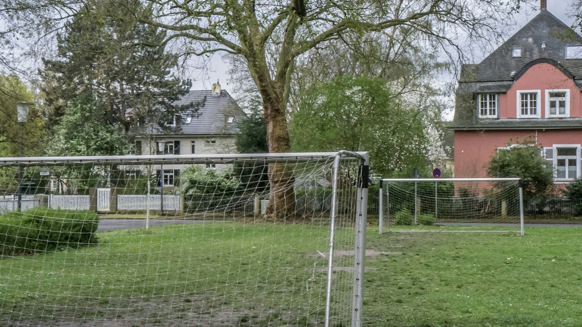 Nachbarn hatten einen Bolzplatz in der Kolonie Eigenheim auf dem Rasen des Heinrich-von-Kleist-Platz' eingerichtet.