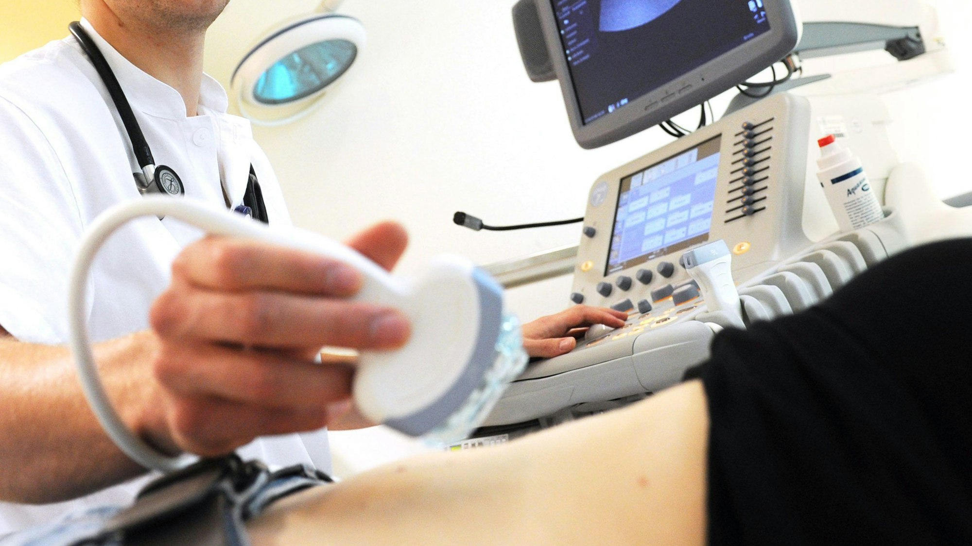 Ein Mediziner führt eine Ultraschall-Untersuchung durch.