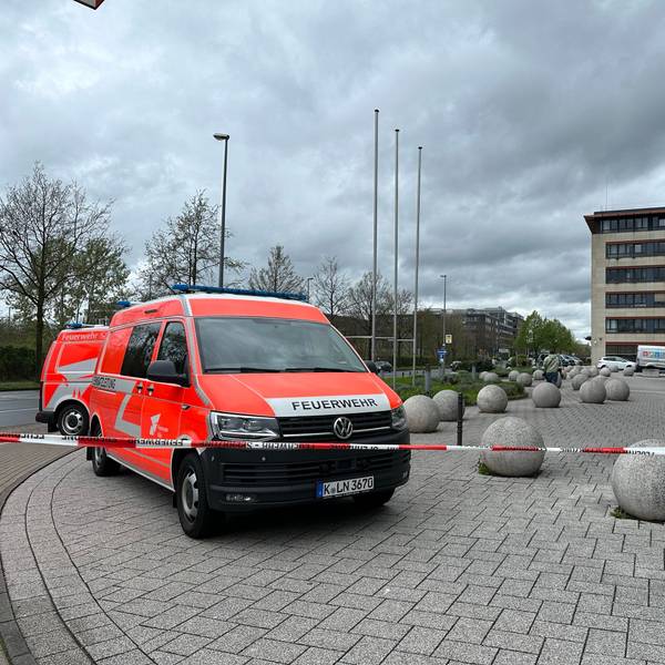 Abgesperrtes Gebäude des Polizeipräsidiums in Kalk, vor dem ein Feuerwehrwagen steht