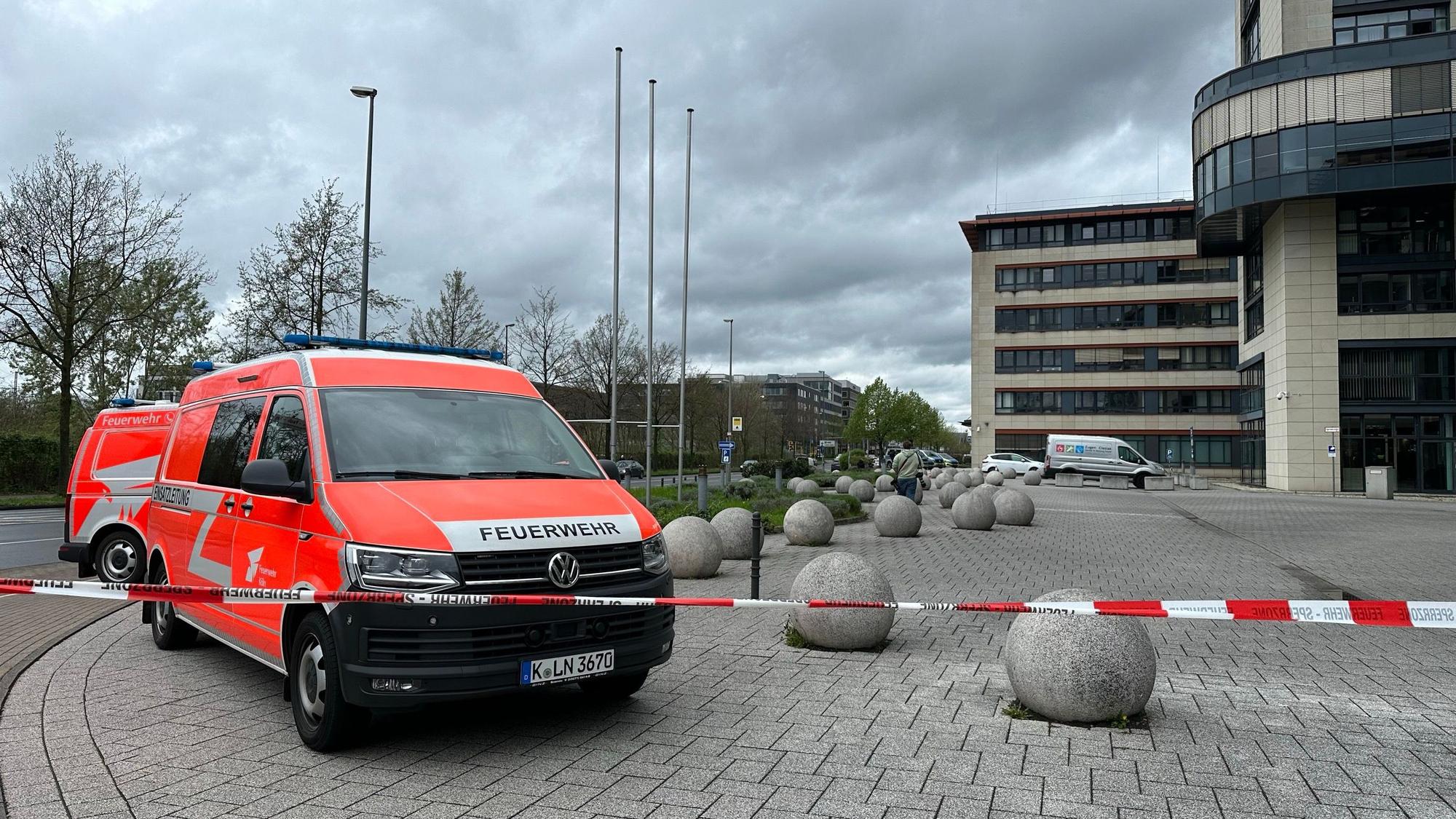 Abgesperrtes Gebäude des Polizeipräsidiums in Kalk, vor dem ein Feuerwehrwagen steht