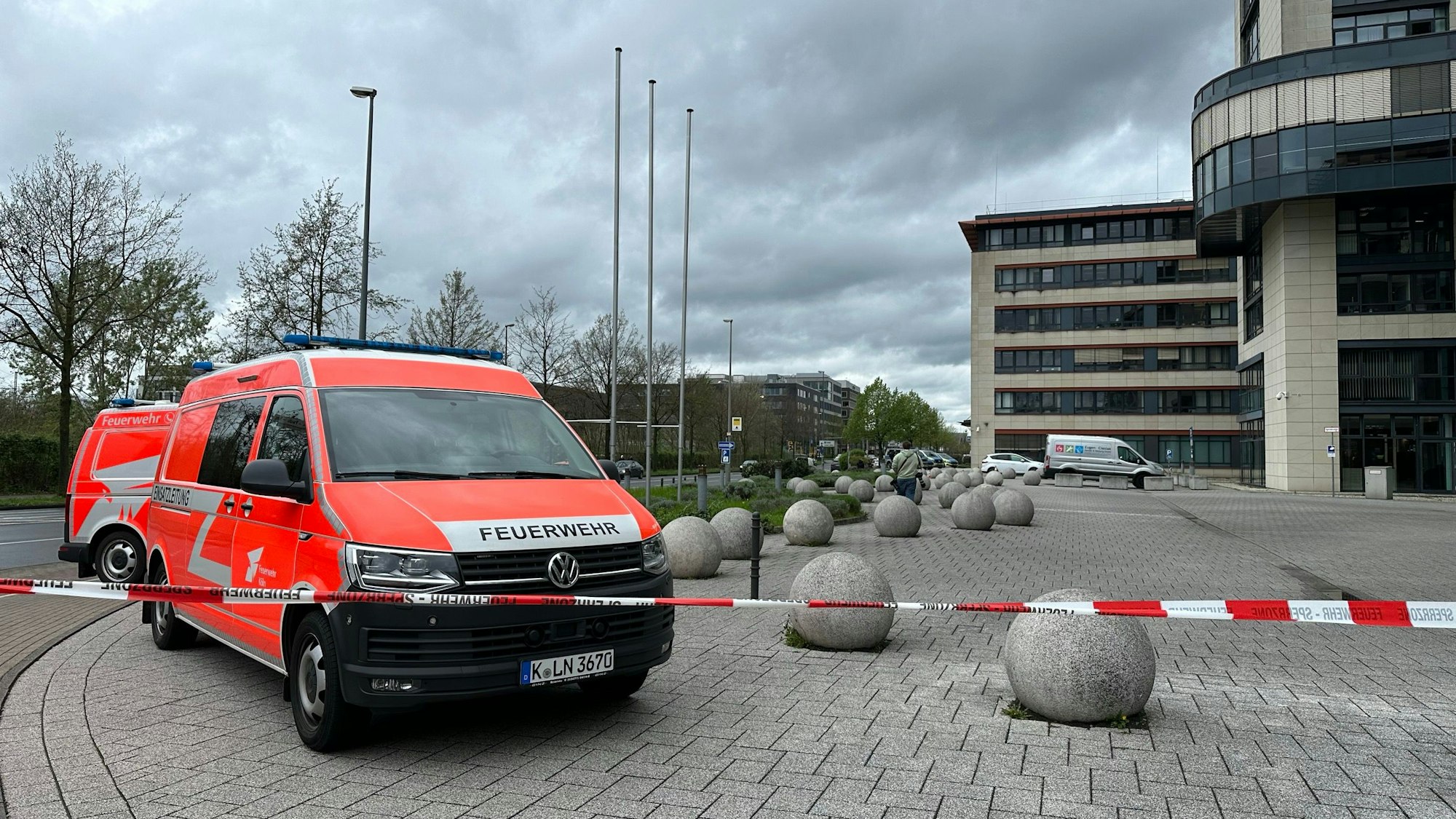 Abgesperrtes Gebäude des Polizeipräsidiums in Kalk, vor dem ein Feuerwehrwagen steht