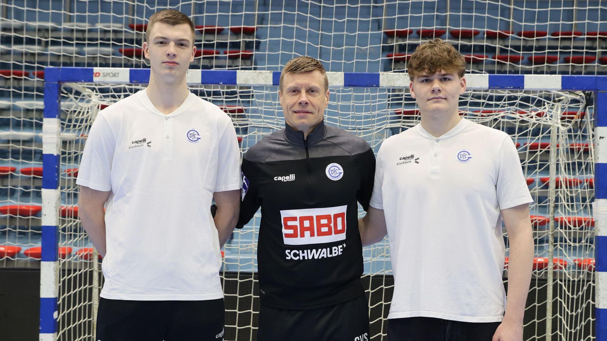 Mykola Protsiuk, VfL-Trainer Gudjon Valur Sigurdsson und Anel Durmic (v.l.).