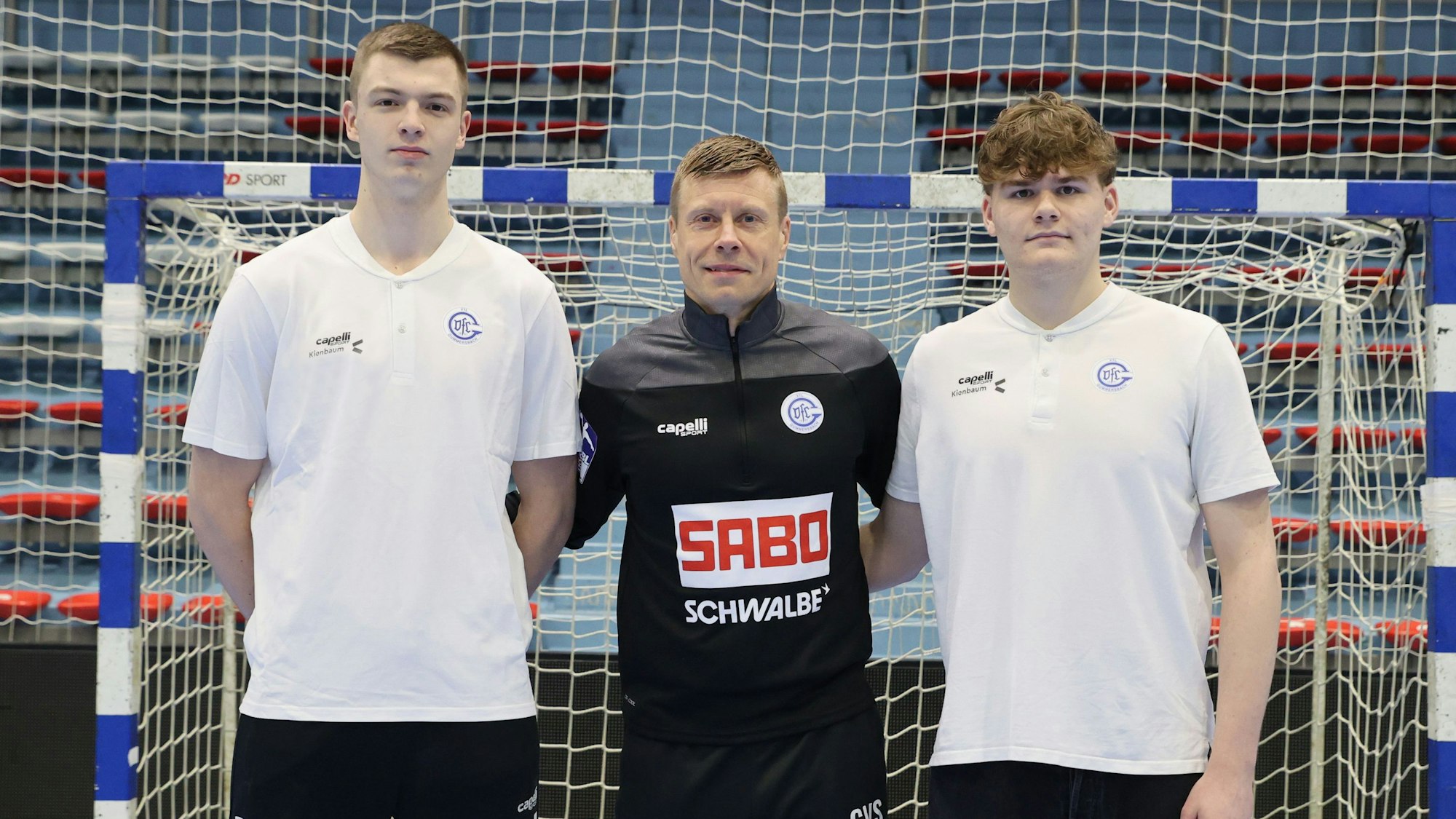 Mykola Protsiuk, VfL-Trainer Gudjon Valur Sigurdsson und Anel Durmic (v.l.).