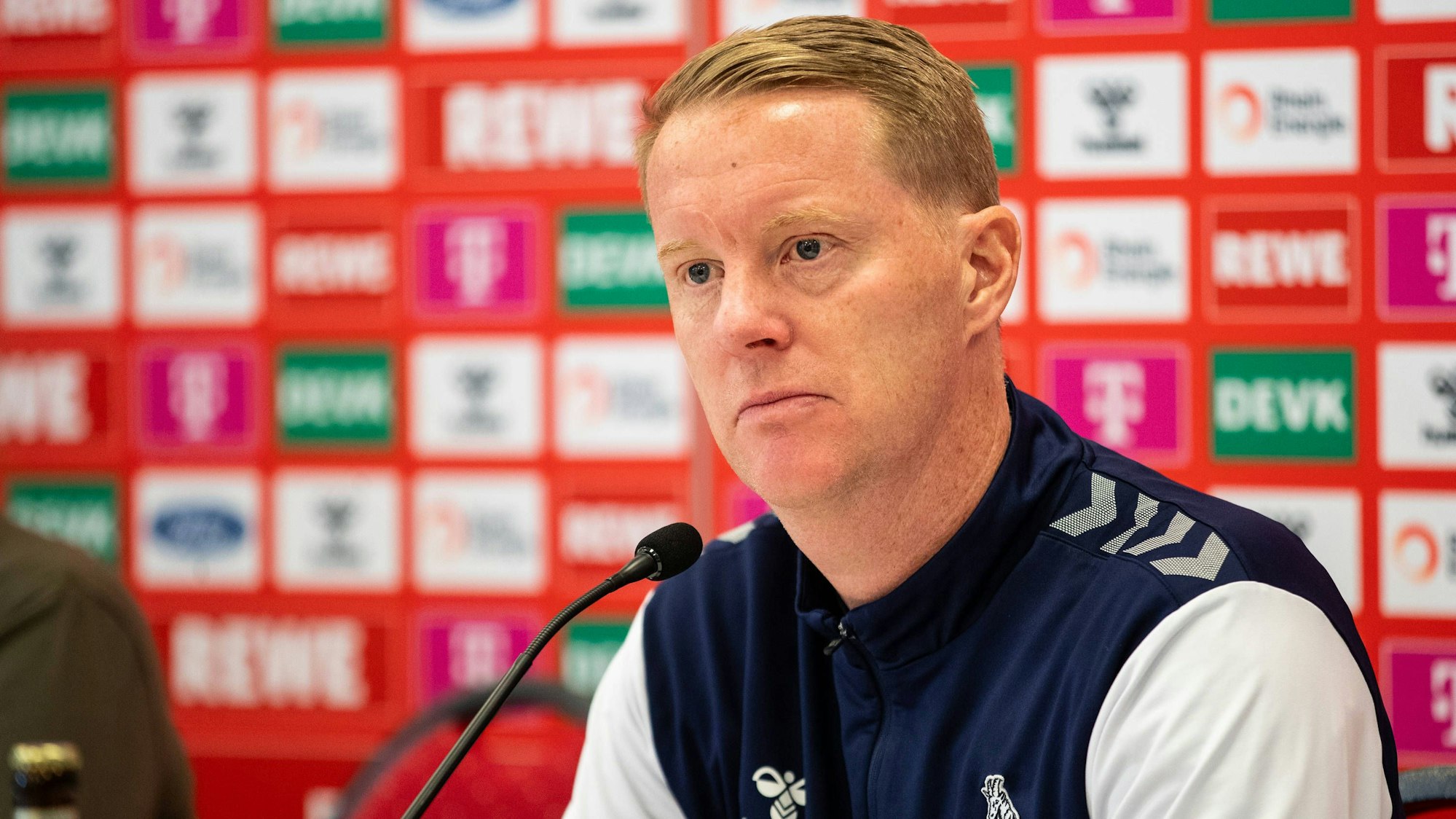 FC-Trainer Timo Schultz auf einer Pressekonferenz des 1. FC Köln.