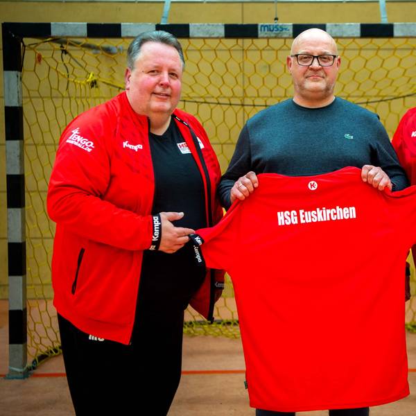 Das Bild zeigt HSG-Vorstandsmitglied Michael Sonntag, den neuen Trainer Frank Rösgen, und Spieler Niklas Müller von der HSG Euskirchen.