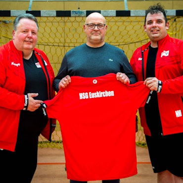 Das Bild zeigt HSG-Vorstandsmitglied Michael Sonntag, den neuen Trainer Frank Rösgen, und Spieler Niklas Müller von der HSG Euskirchen.