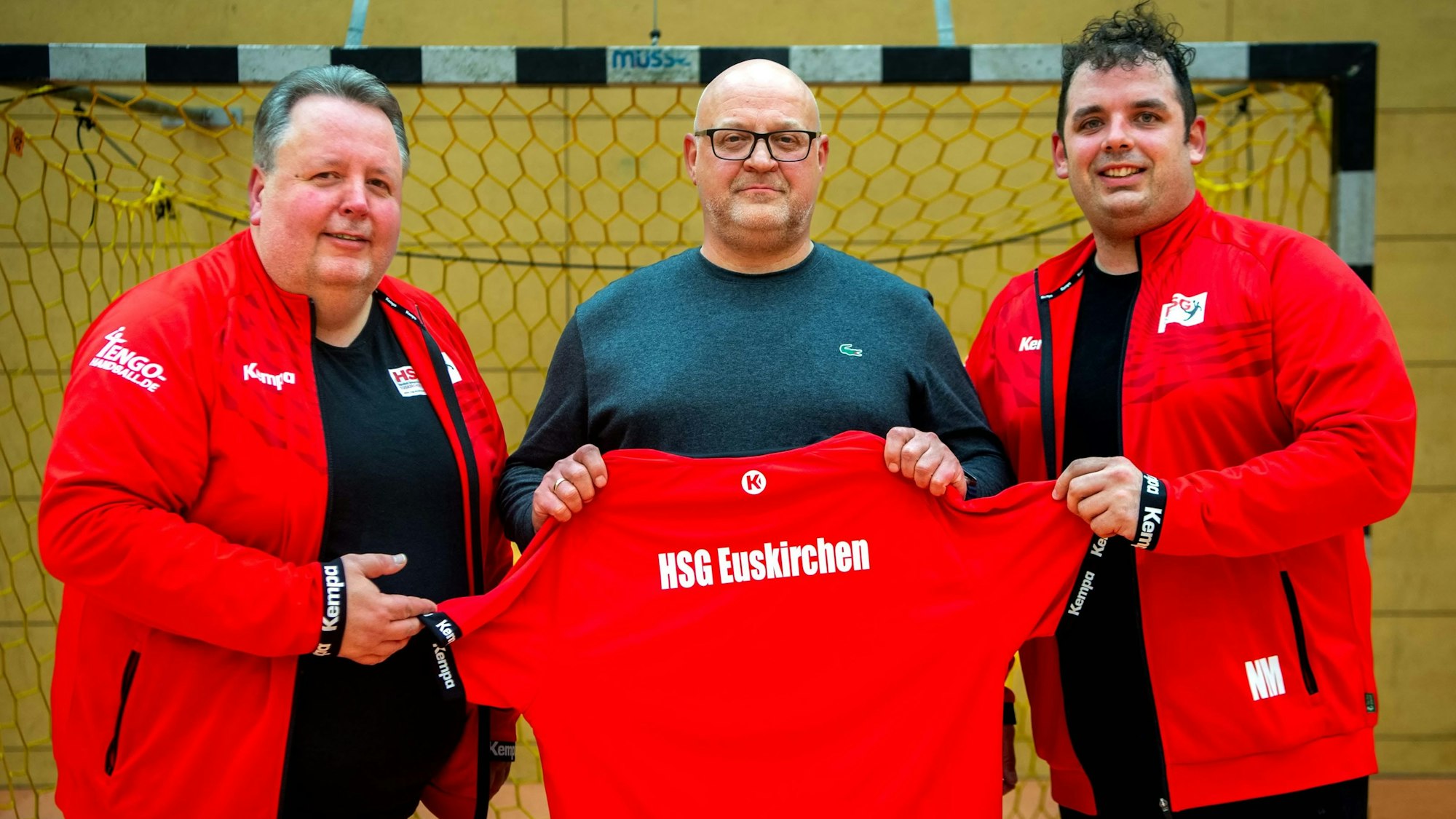 Das Bild zeigt HSG-Vorstandsmitglied Michael Sonntag, den neuen Trainer Frank Rösgen, und Spieler Niklas Müller von der HSG Euskirchen.