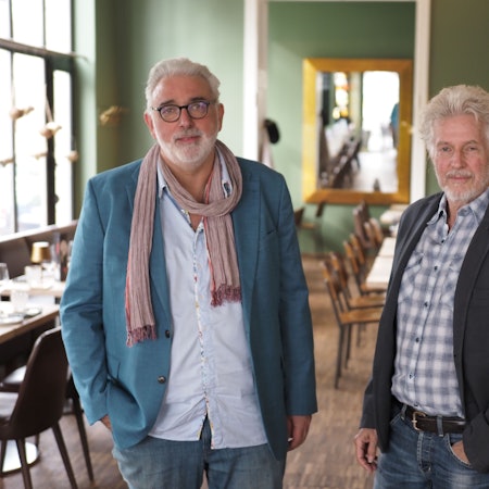 Gastronom Thomas Wippenbeck (l.) mit Stammgast Frank Schätzing im „Frau Mahér“