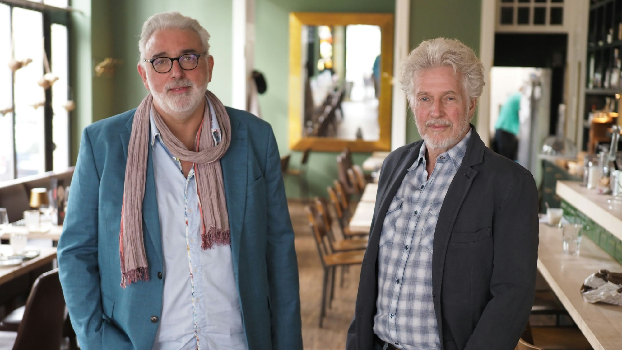 Gastronom Thomas Wippenbeck (l.) mit Stammgast Frank Schätzing im „Frau Mahér“