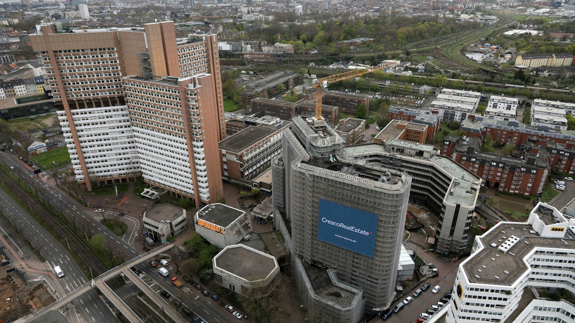 Das Justizzentrum an der Luxemburger Straße soll abgerissen werden, ein Investor saniert aktuell das benachbarte Hochhaus.