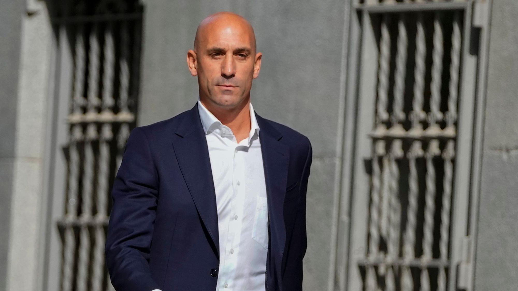 Luis Rubiales vor einem Gerichtsgebäude