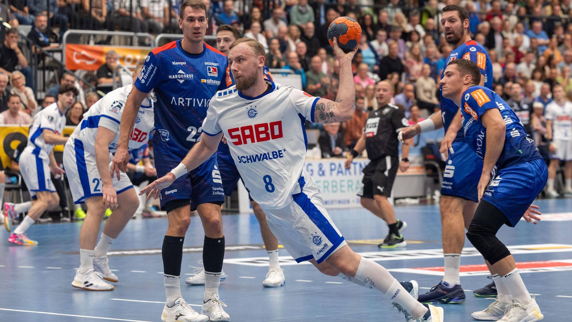 Lukas Blohme vom VfL Gummersbach wirft frei vom Kreis, während die Balinger Abwehrspieler nur zuschauen können.