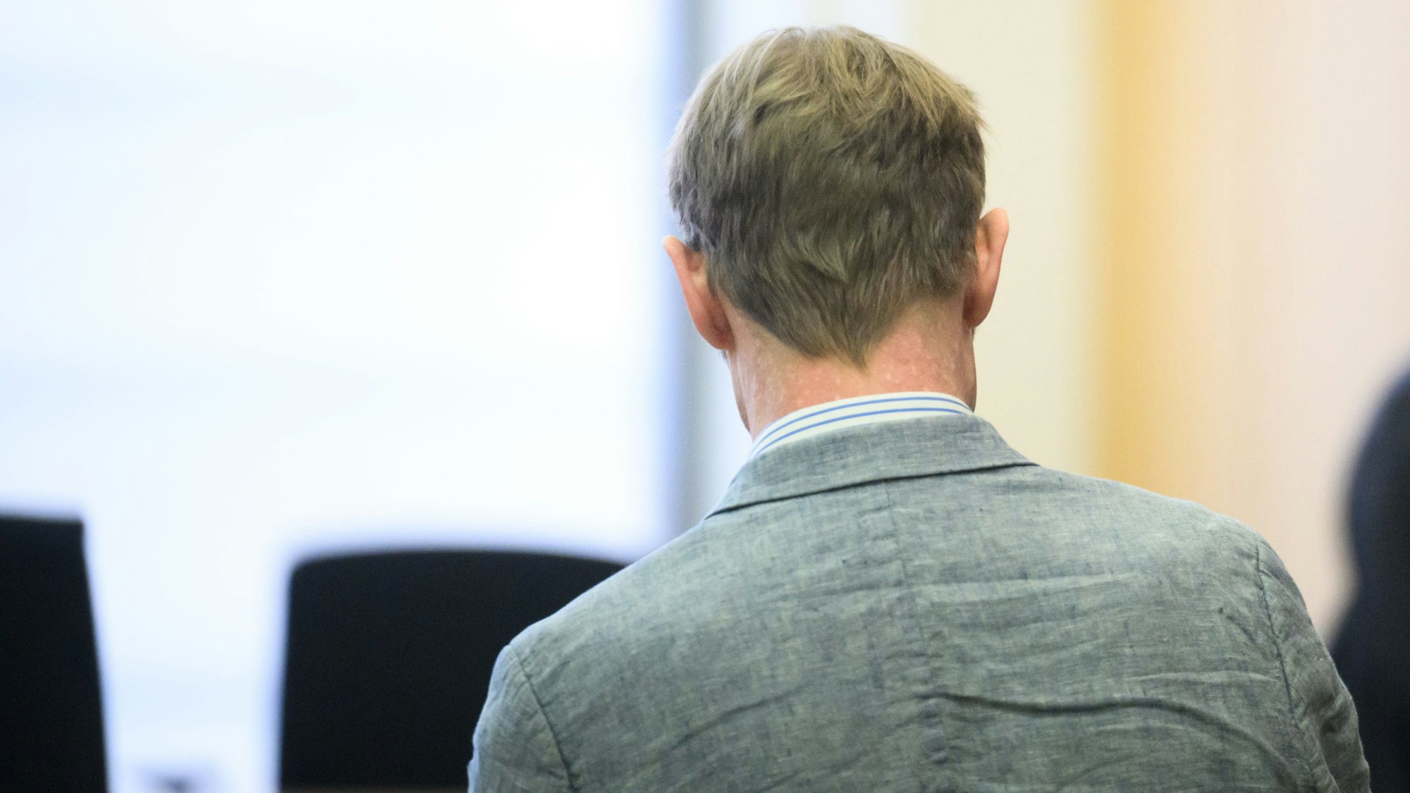 Der Angeklagte Christian B. steht im Gerichtssaal im Landgericht Braunschweig.