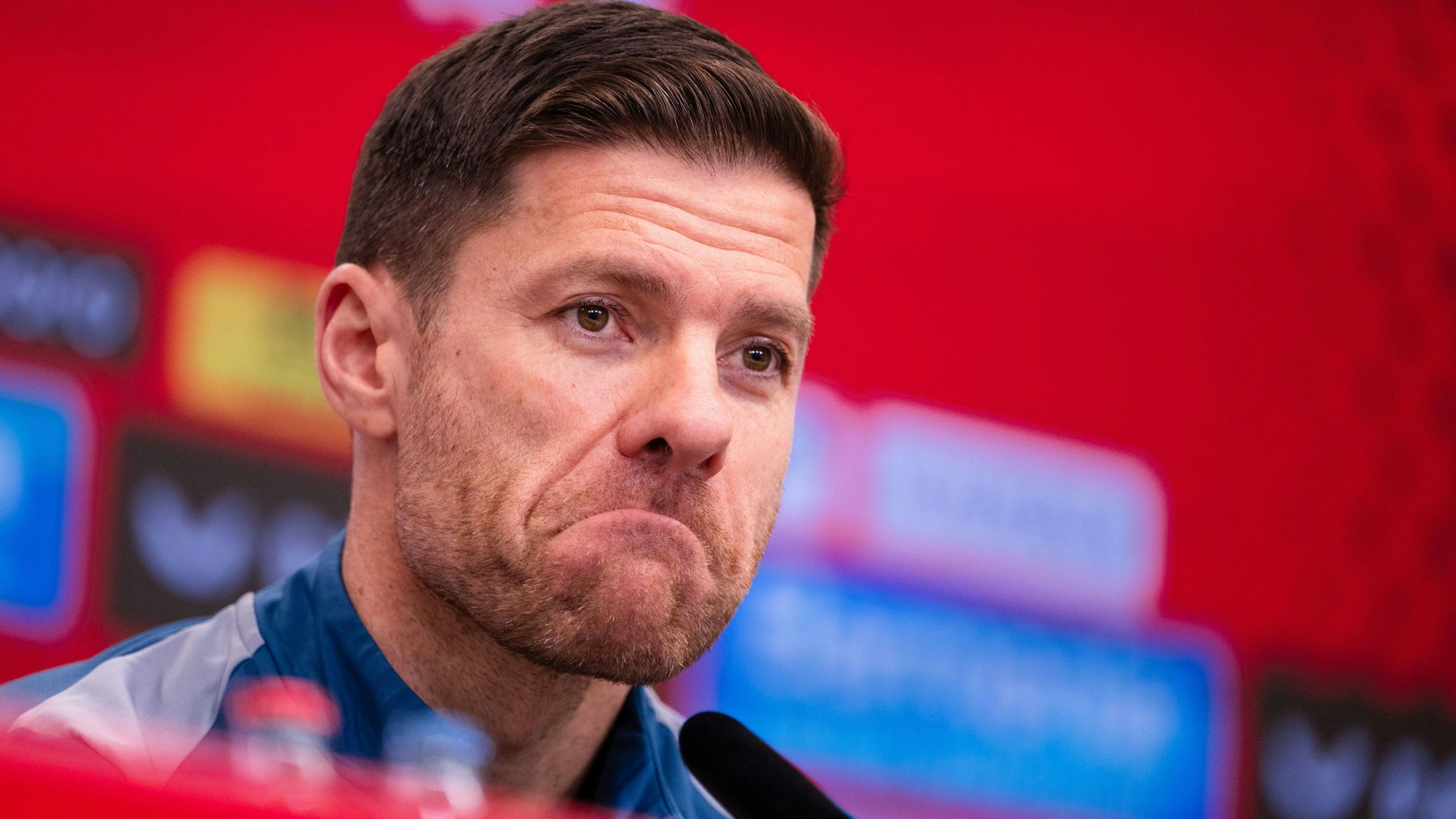 05.04.2024, Nordrhein-Westfalen, Leverkusen: Fußball: Bundesliga, Pressekonferenz Bayer Leverkusen. Trainer Xabi Alonso spricht während einer Pressekonferenz. Foto: Marius Becker/dpa - WICHTIGER HINWEIS: Gemäß den Vorgaben der DFL Deutsche Fußball Liga bzw. des DFB Deutscher Fußball-Bund ist es untersagt, in dem Stadion und/oder vom Spiel angefertigte Fotoaufnahmen in Form von Sequenzbildern und/oder videoähnlichen Fotostrecken zu verwerten bzw. verwerten zu lassen. +++ dpa-Bildfunk +++