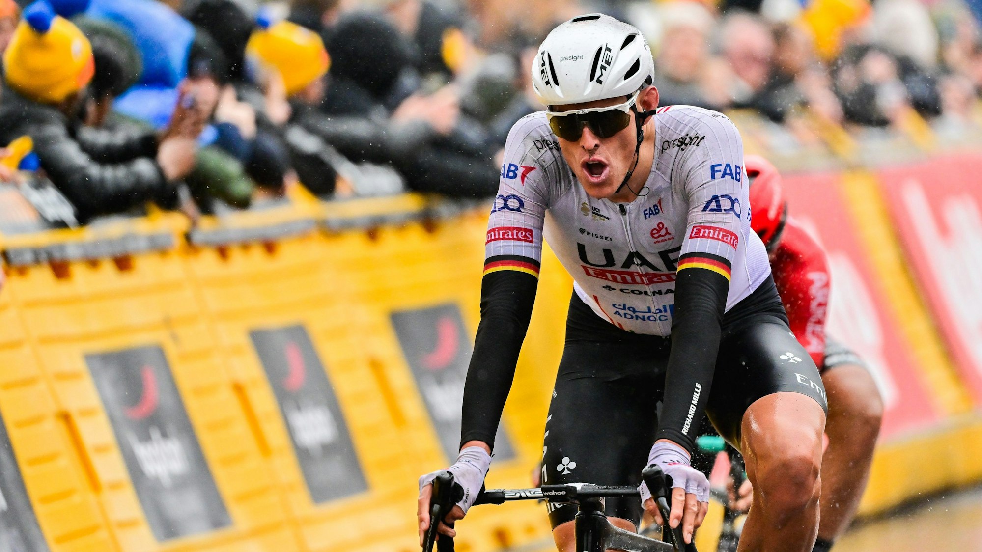 Nils Politt aus Deutschland von UAE Team Emirates überquert die Ziellinie.