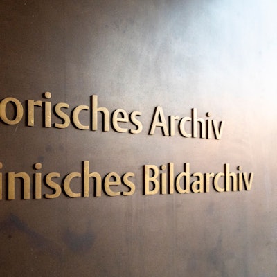 Hinweistafel auf das Historische Archiv und das Rheinische Bildarchiv der Stadt Köln