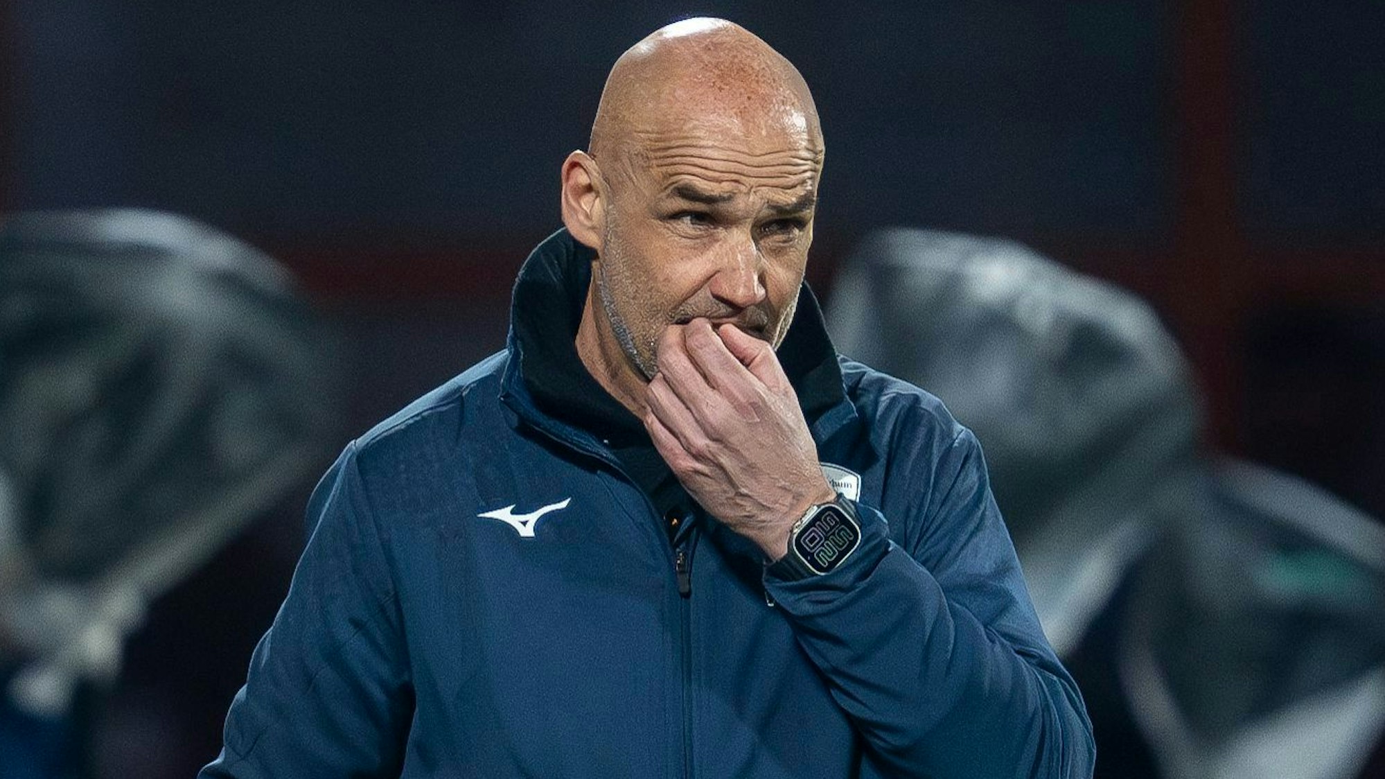 Trainer Thomas Letsch ist nach den jüngsten Auftritten seiner Mannschaft in Spiel und Training ins Grübeln geraten.