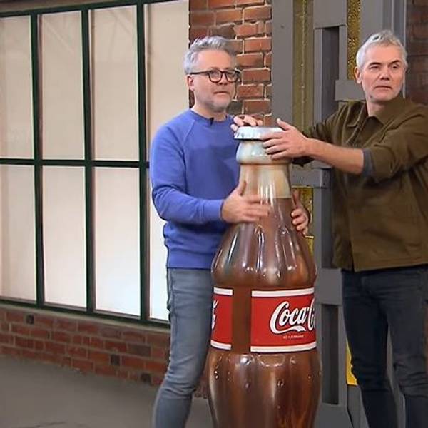 Jan Cizek (l.) und Christian Vechtel (r.) mit der XXL-Cola-Flasche bei Bares für Rares.