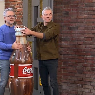 Jan Cizek (l.) und Christian Vechtel (r.) mit der XXL-Cola-Flasche bei Bares für Rares.
