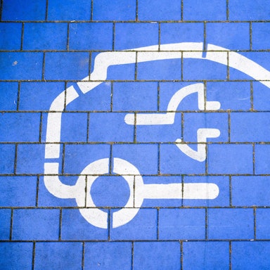 Symbole markieren Ladeplätze an Schnellladesäulen für Elektroautos.