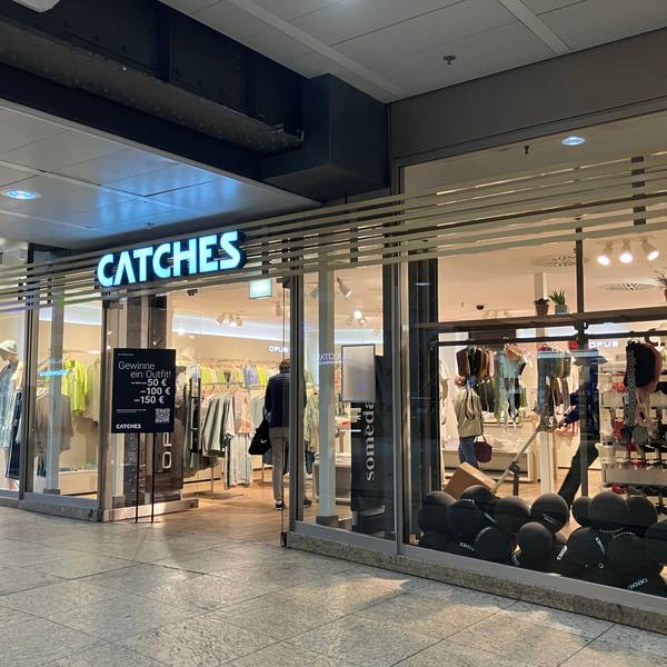 Das Schaufenster des Geschäftes Catches im Kölner Hauptbahnhof.