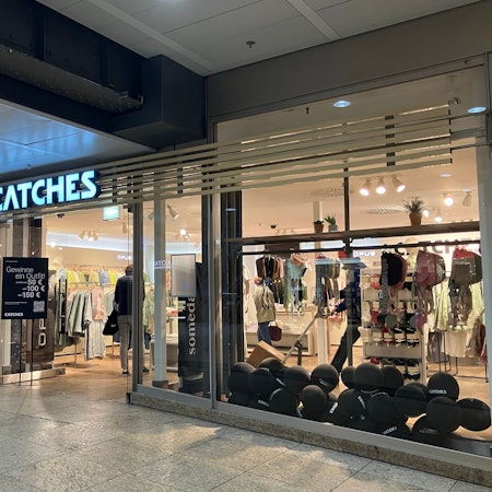 Das Schaufenster des Geschäftes Catches im Kölner Hauptbahnhof.