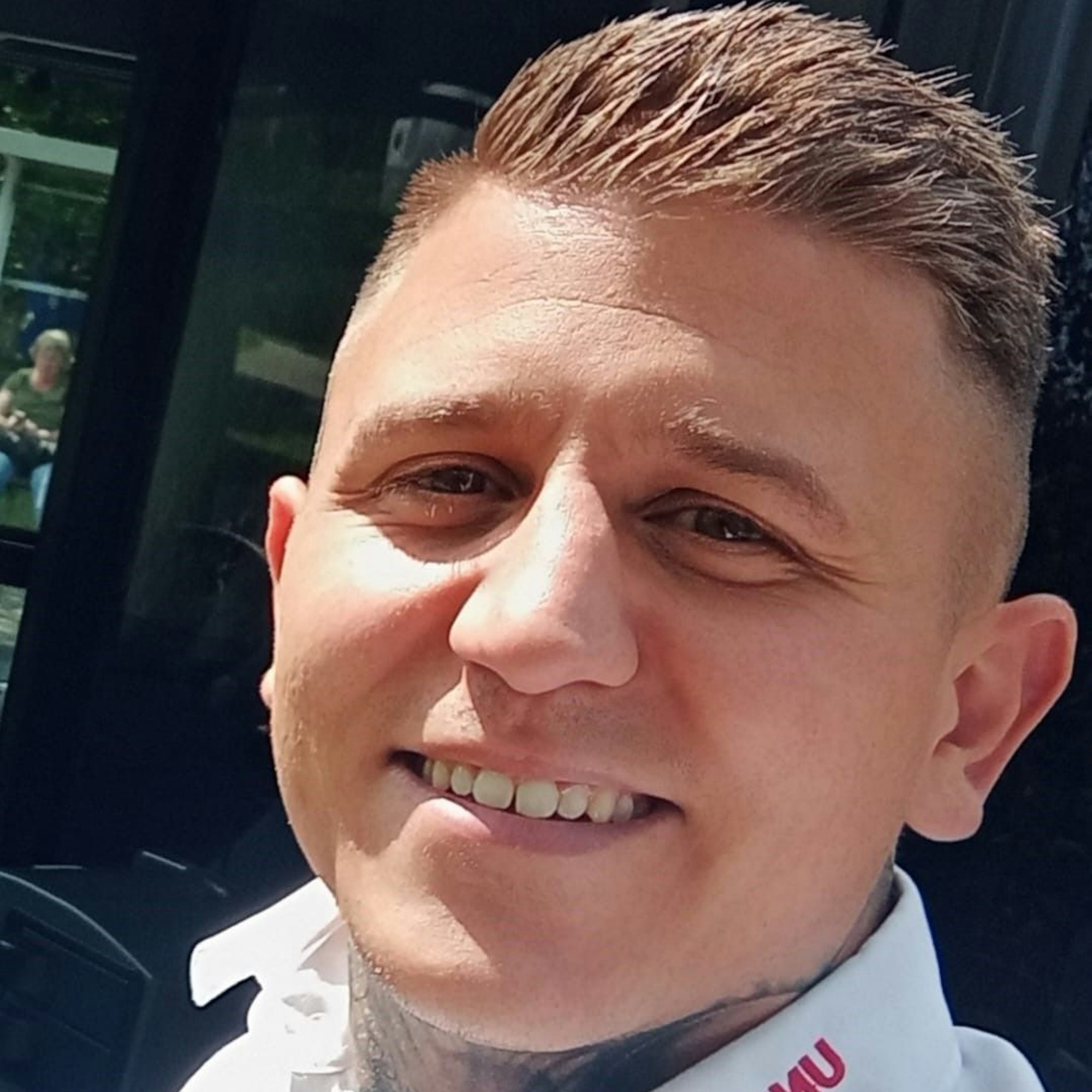 Porträtfoto von Busfahrer Arthur Schneider in einem weißen Hemd