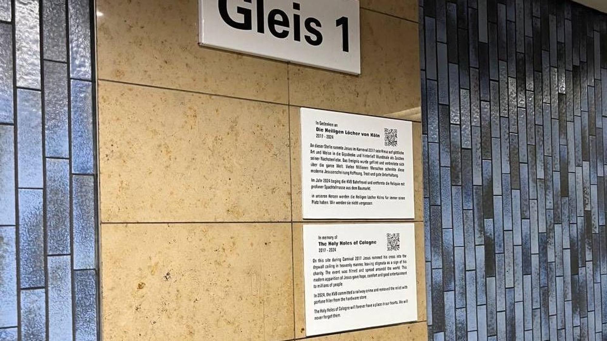 Zwei „Museumstafeln“ an der KVB-Haltestelle Dom Hauptbahnhof erinnerten an „Die Heiligen Löcher von Köln“. Foto von Kruedener.