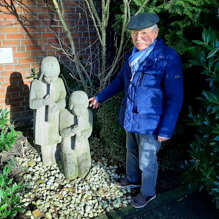 Toni Blankerts ist seit über einem Vierteljahrhundert Vorsitzender des Verkehrs- und Verschönerungsvereins Opladen – hier steht er vor der vom VVV einst gestifteten Skulptur „Musizierende Kindern“.