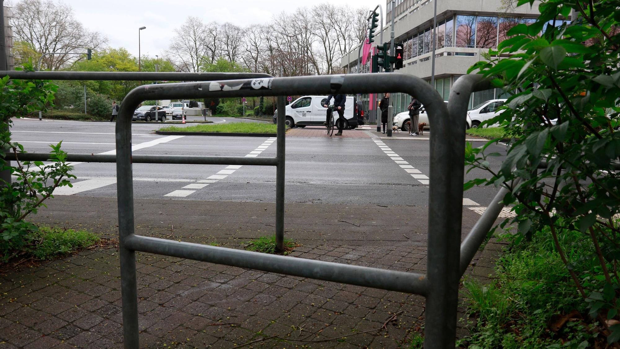 Am Zugang zur Bezirkssportanlage an der Innere Kanalstraße gegenüber vom Colonius steht eine Z-Sperre, durch die keine Lastenräder kommen.