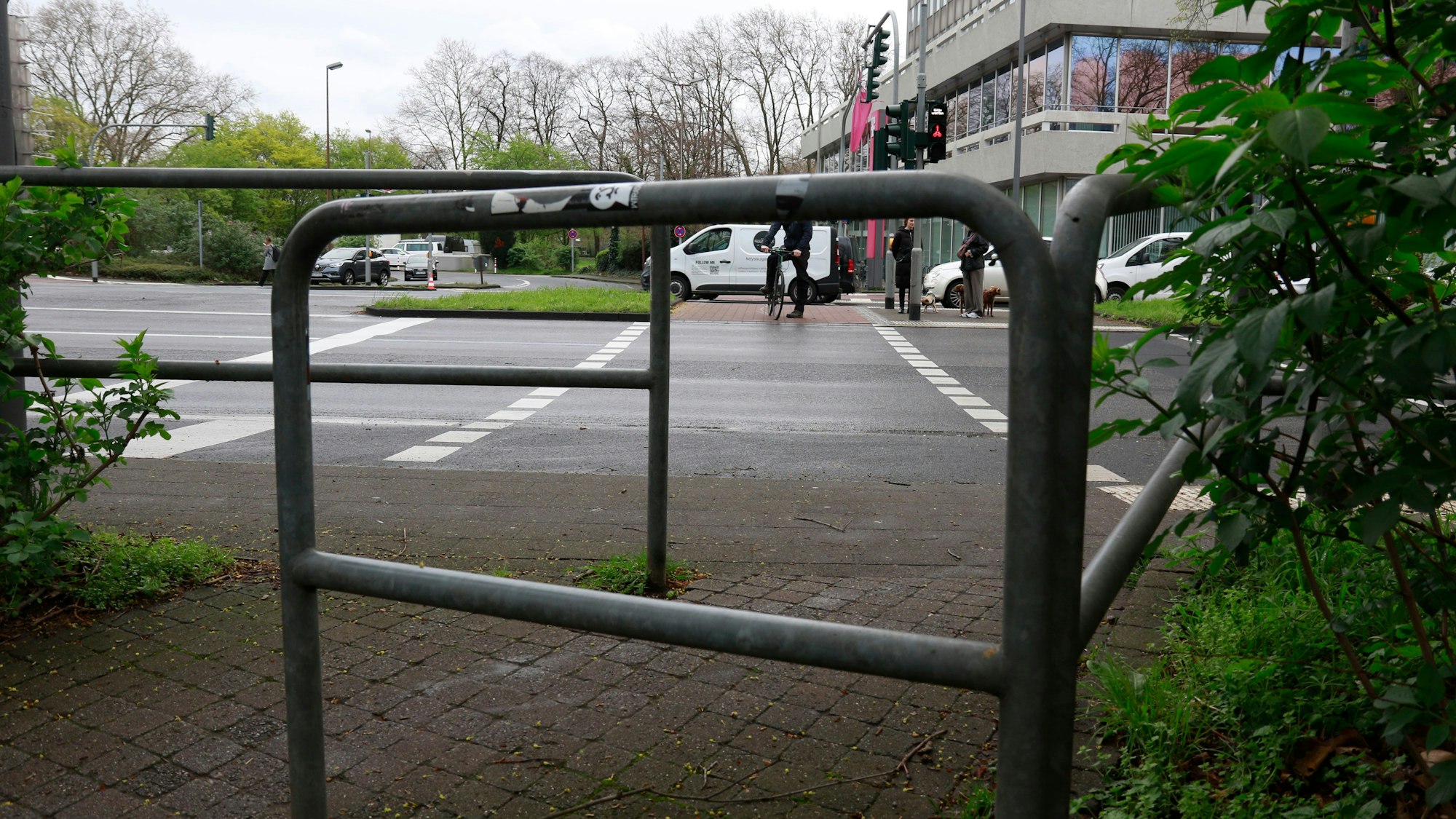 Am Zugang zur Bezirkssportanlage an der Innere Kanalstraße gegenüber vom Colonius steht eine Z-Sperre, durch die keine Lastenräder kommen.