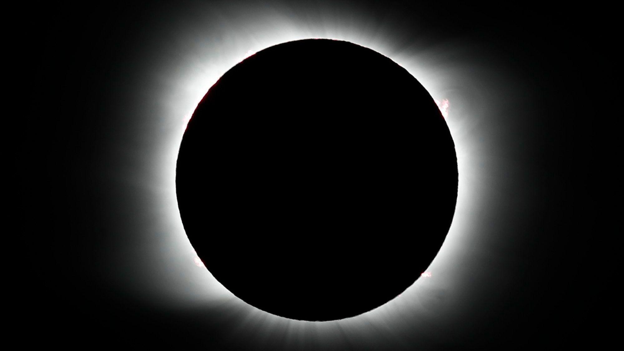 Der Mond verdeckt die Sonne während einer totalen Sonnenfinsternis, die von Millionen Menschen in Teilen von Nord-, Süd- und Mittelamerika 2020 bewundert werden konnte