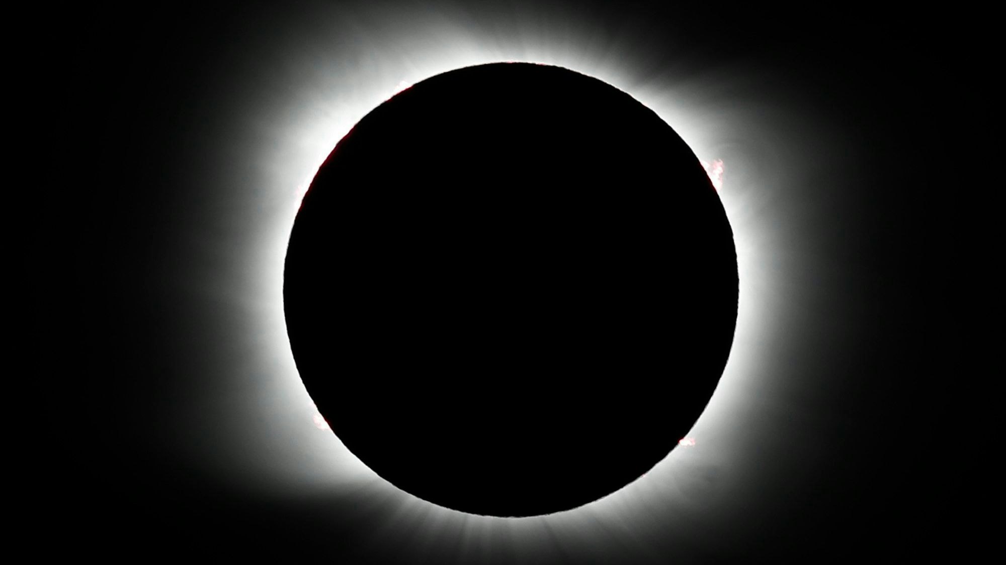 Der Mond verdeckt die Sonne während einer totalen Sonnenfinsternis, die von Millionen Menschen in Teilen von Nord-, Süd- und Mittelamerika 2020 bewundert werden konnte