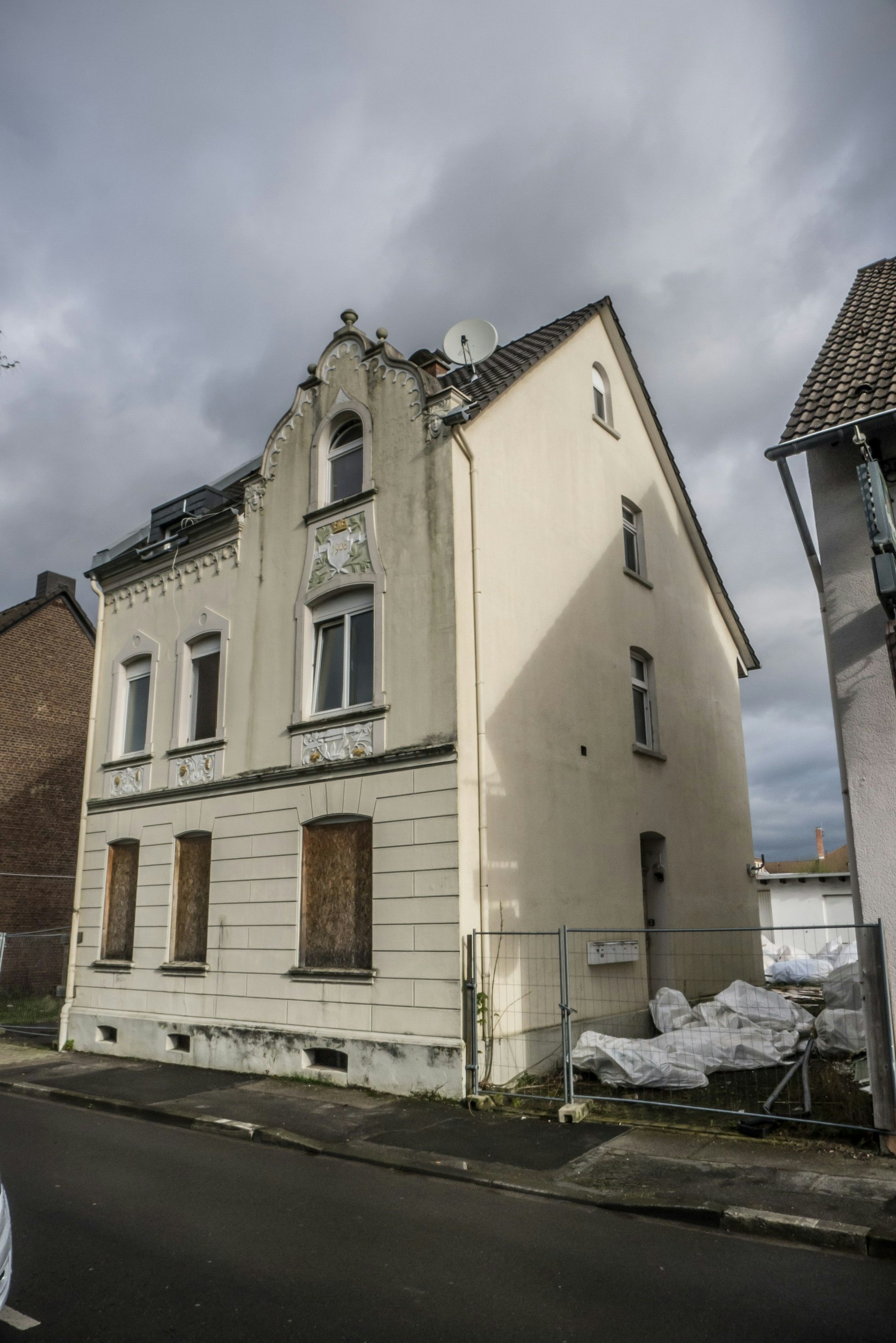 Ein Haus an der Reuterstraße, seit Jahren unbewohnt.