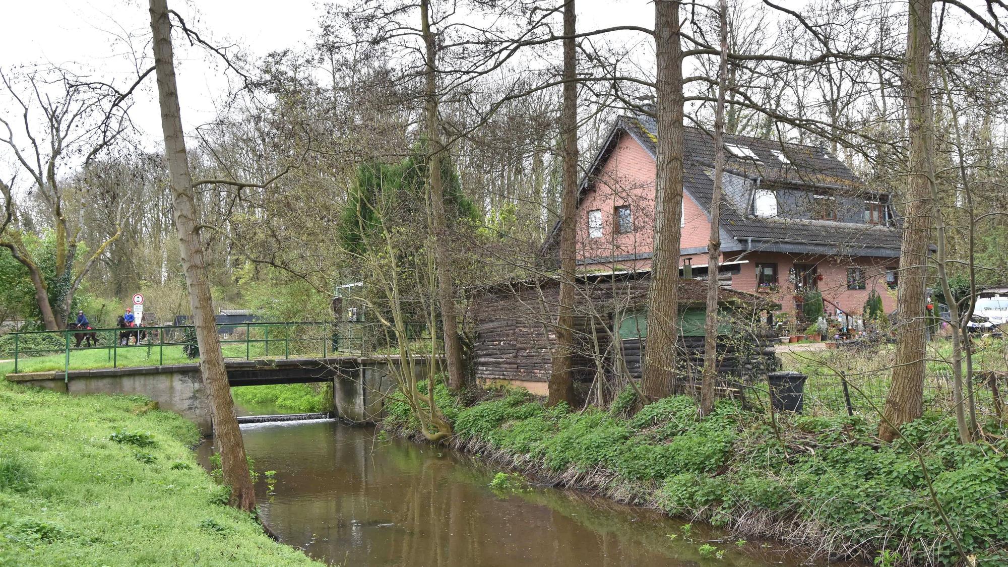 Zu sehe ist eine Brücke über einem Bach.