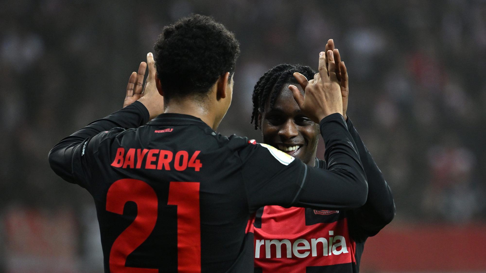 Leverkusens Amine Adli (l) und Leverkusens Jeremie Frimpong jubeln nach dem Tor zum 2:0.