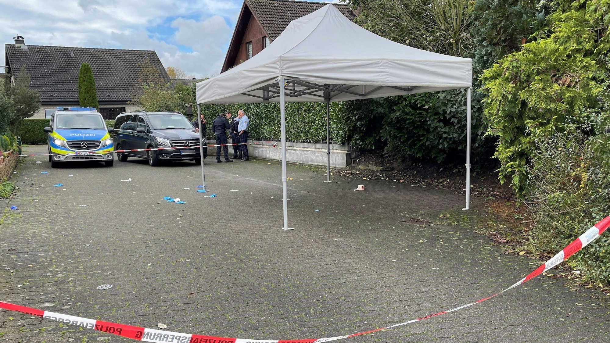 Die Polizei ist in der Nähe des Tatorts im Einsatz. Eine 21 Jahre alte Frau aus Lage ist Ende Oktober in Bielefeld Opfer eines Tötungsdeliktes geworden.