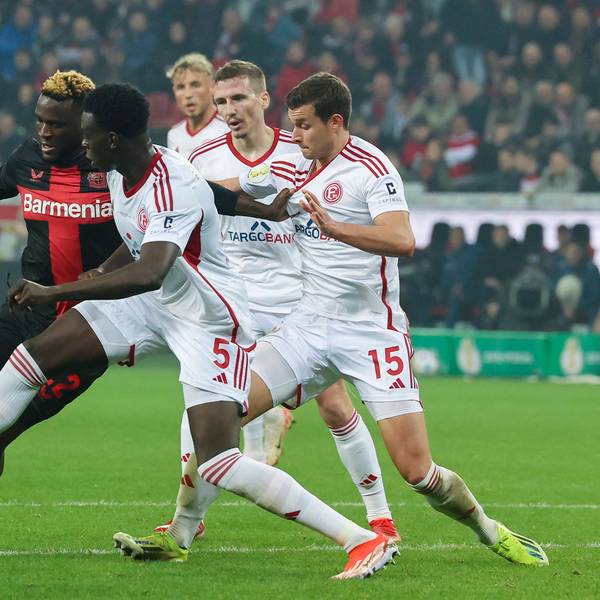 Victor Boniface Bayer 04 Leverkusen, Joshua Quarshie Fortuna Duesseldorf und Tim Oberdorf Fortuna Duesseldorf kaempfen um den Ball, DFB Pokal Halbfinale, Bayer 04 Leverkusen vs Fortuna Duesseldorf, BayArena, 03.04.2024, Leverkusen, Deutschland. *** Victor Boniface Bayer 04 Leverkusen , Joshua Quarshie Fortuna Duesseldorf and Tim Oberdorf Fortuna Duesseldorf fight for the ball, DFB Pokal semi-final, Bayer 04 Leverkusen vs Fortuna Duesseldorf, BayArena, 03 04 2024, Leverkusen, Germany