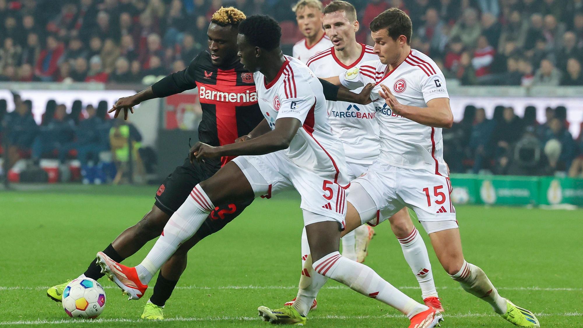 Victor Boniface Bayer 04 Leverkusen, Joshua Quarshie Fortuna Duesseldorf und Tim Oberdorf Fortuna Duesseldorf kaempfen um den Ball, DFB Pokal Halbfinale, Bayer 04 Leverkusen vs Fortuna Duesseldorf, BayArena, 03.04.2024, Leverkusen, Deutschland. *** Victor Boniface Bayer 04 Leverkusen , Joshua Quarshie Fortuna Duesseldorf and Tim Oberdorf Fortuna Duesseldorf fight for the ball, DFB Pokal semi-final, Bayer 04 Leverkusen vs Fortuna Duesseldorf, BayArena, 03 04 2024, Leverkusen, Germany