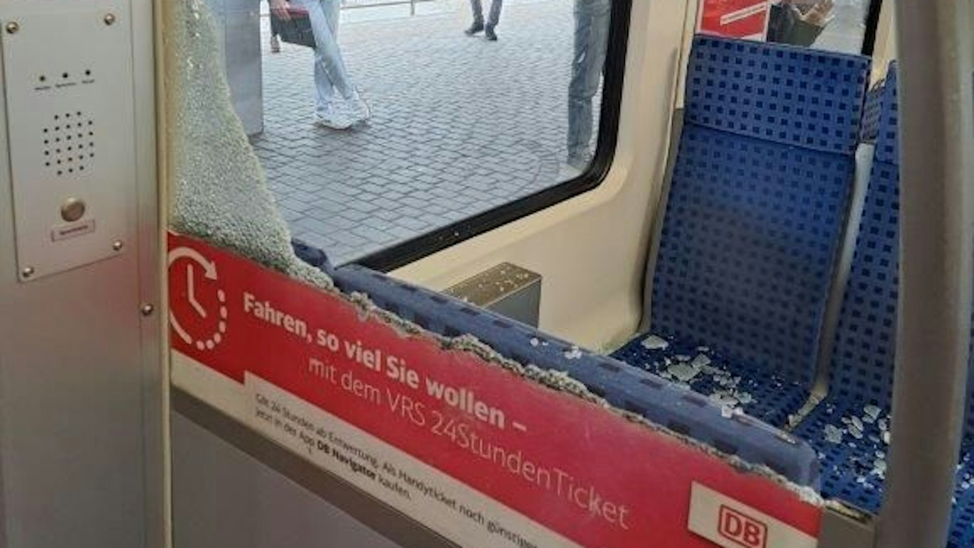 Mehrere Trennglasscheiben in der S 19 wurden zerstört.