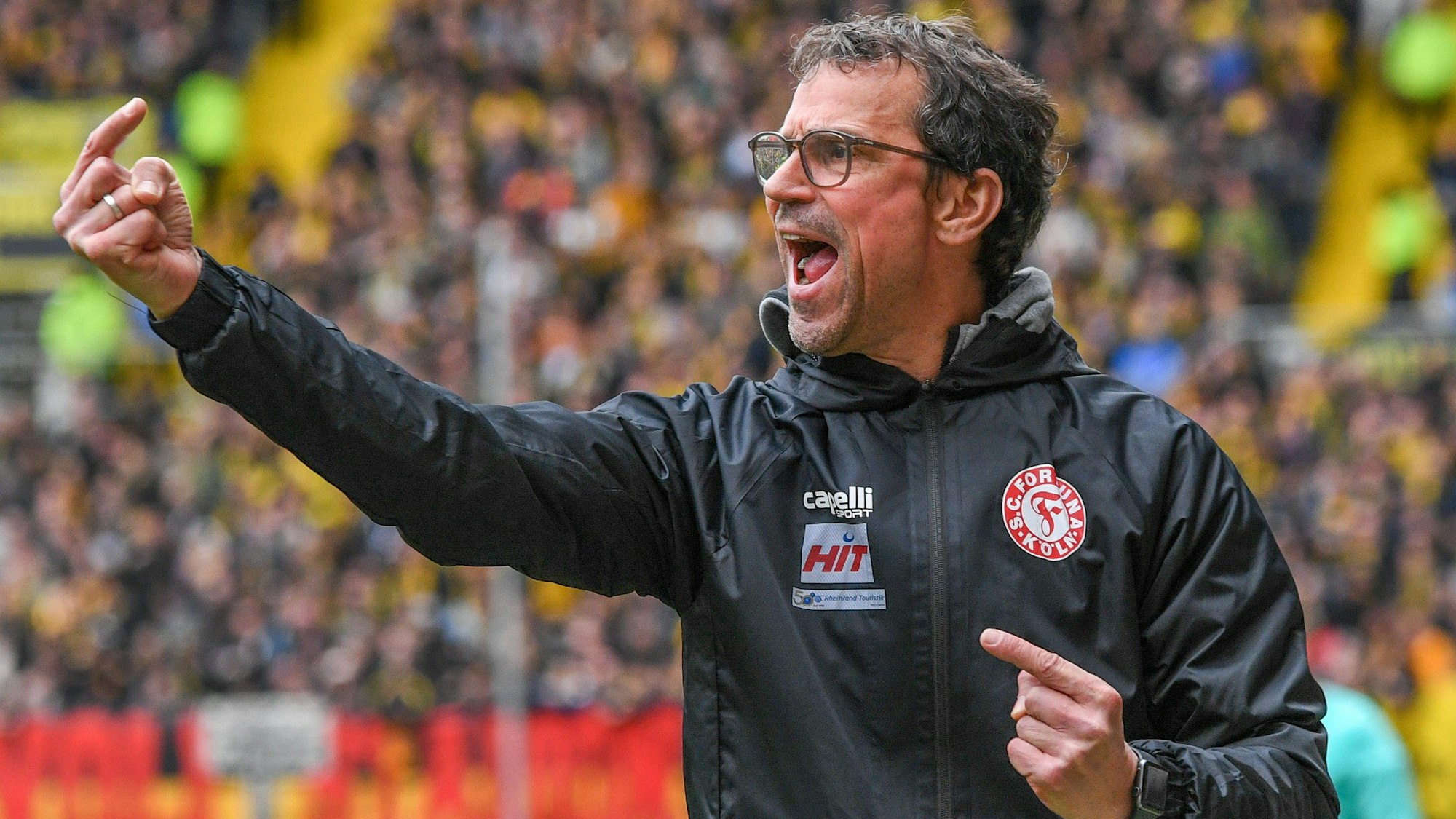 Matthias Mink Cheftrainer Fortuna Köln, gibt Anweisungen, gestikuliert, mit den Armen gestikulieren, gives instructions, gesticulate, 30.03.2024, Aachen Deutschland, Fussball, Regionalliga West, Alemannia Aachen - Fortuna Köln *** Matthias Mink head coach Fortuna Köln , gives instructions, gesticulates, gesticulate with arms, gives instructions, gesticulate, 30 03 2024, Aachen Germany , Soccer, Regionalliga West, Alemannia Aachen Fortuna Köln xmhx