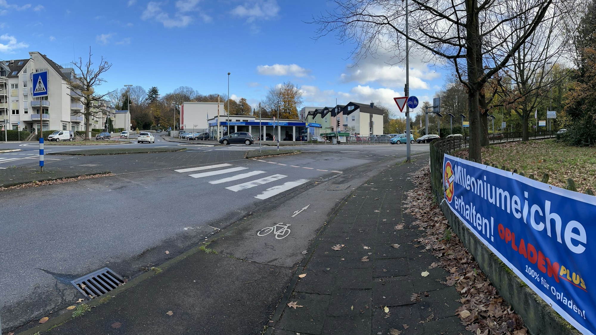 Rennbaumkreisel Opladen mit Milleniums-Eiche und Protestbanner.
