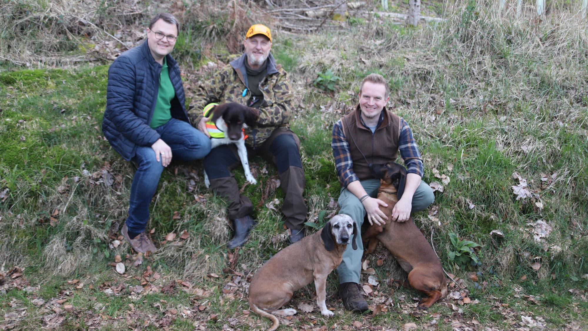 Dr. Frederic Mack, Thomas Hoppen und Benjamin Siebrecht (v.l.) haben als Vorstand des Hegering 03 den Deutschen Meister im Hirschrufen, Immo Ortlepp, eingeladen.