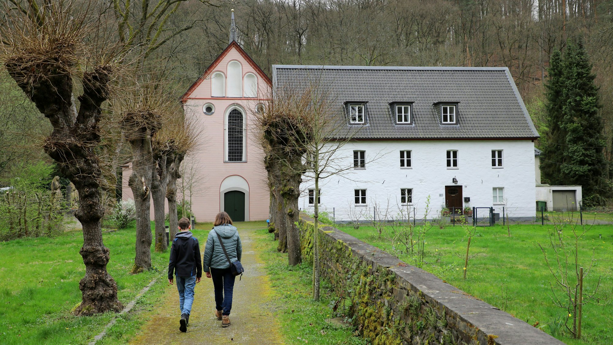 Die erste Kirche des Ortes.