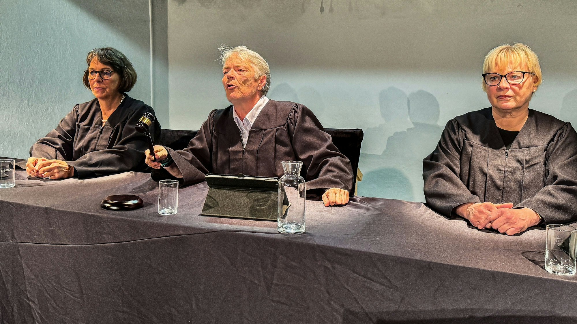 „Robin“: Das Ensemble des Theaters im Künstlerbunker Opladen bringt eine hochaktuelle Thematik auf die Bühne.