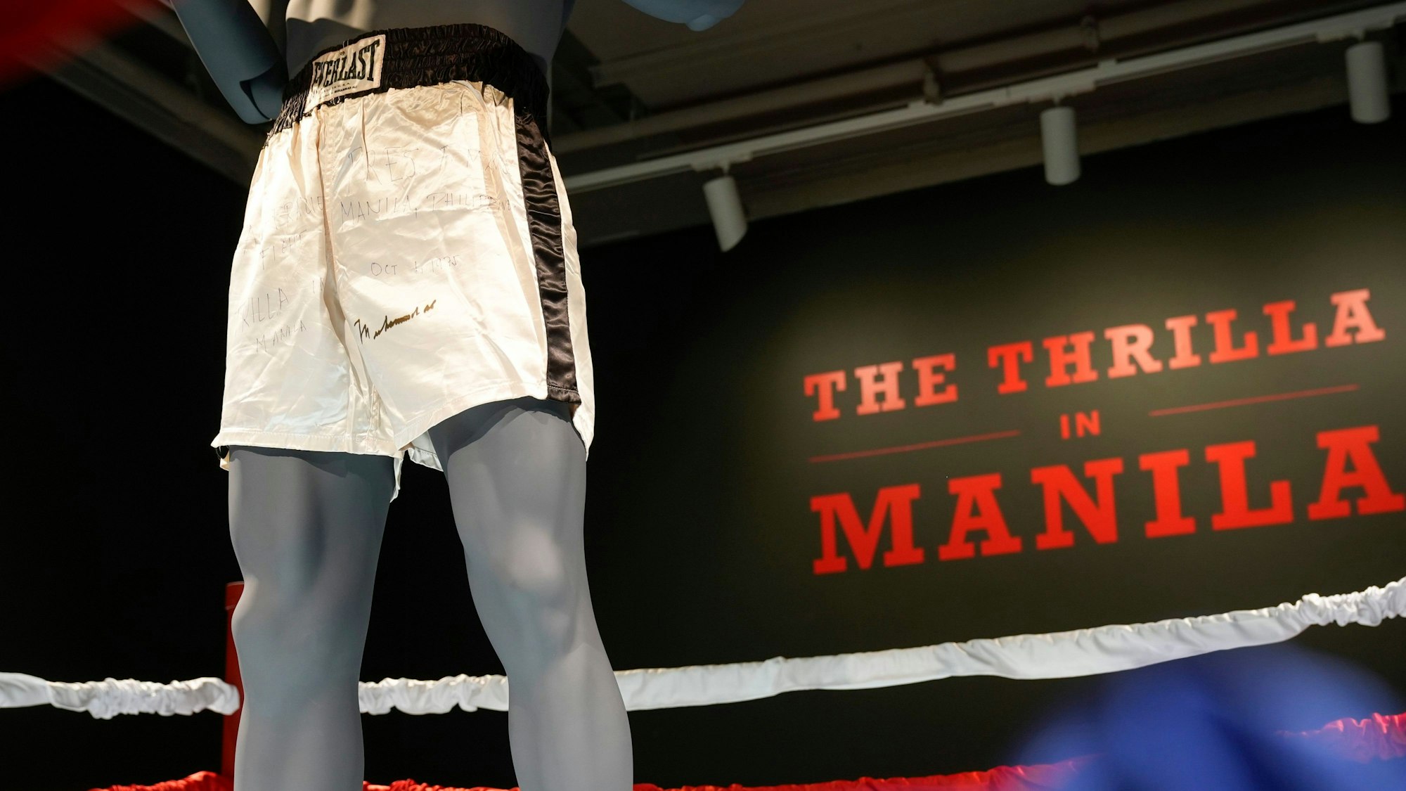 Eine weiße, von Muhammad Ali signierte Hose der Marke Everlast mit schwarzen Streifen
